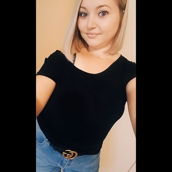 Profile Picture of Noelle Rivello-corsini (@noellerivello) on Poshmark