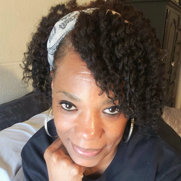 Profile Picture of Constance Smith (@constancesmi395) on Poshmark