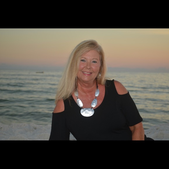 Profile Picture of Rebecca Hinerman (@rhinerman1) on Poshmark