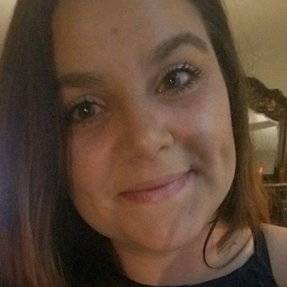 Profile Picture of Amanda Caraballo (@amandacshop) on Poshmark