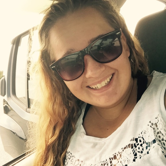 Profile Picture of Alyssa Wilkinson (@anwilkinson15) on Poshmark