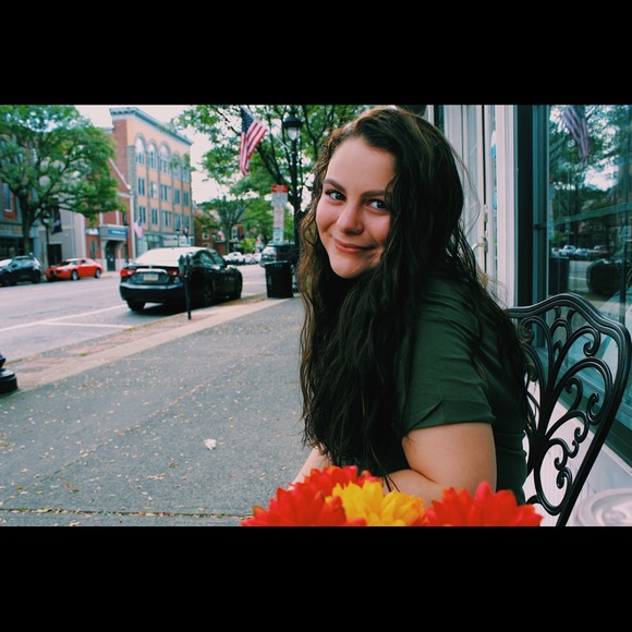 Profile Picture of Julia Devito (@jdevito27) on Poshmark