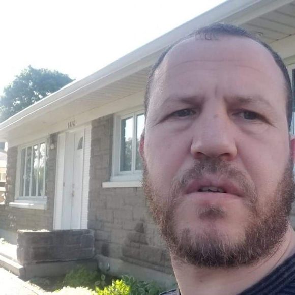 Profile Picture of Hani Riahi (@haniriahi) on Poshmark