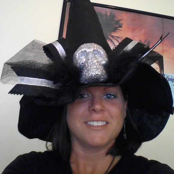 Profile Picture of Danielle Lavin (@danielle_lavin) on Poshmark