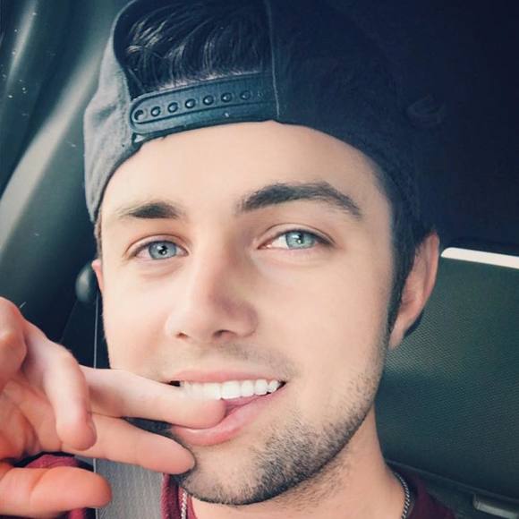 Profile Picture of Jeff Bliek (@jeffbliek) on Poshmark