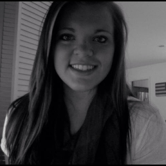 Profile Picture of Lindsey Conway (@lindseyconway) on Poshmark