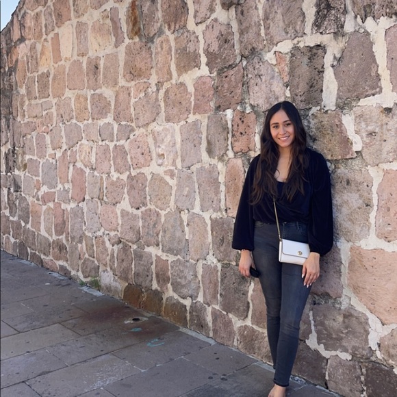 Profile Picture of Melissa Luviano (@mluvn0108) on Poshmark