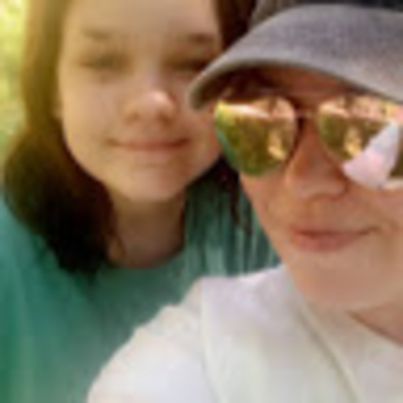 Profile Picture of Laura Rosbrugh (@laura_rosbrugh) on Poshmark