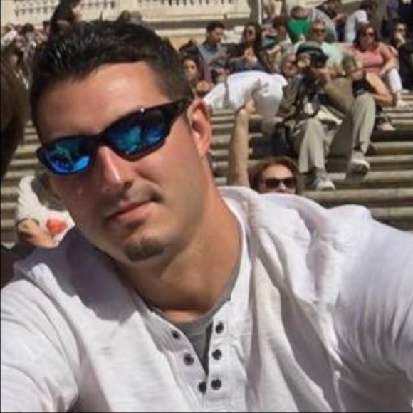 Profile Picture of Andrew Hendricks (@tabetha86778787) on Poshmark