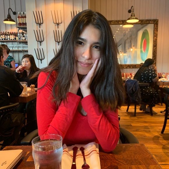 Profile Picture of Lorena Del toro (@wowkiwi) on Poshmark