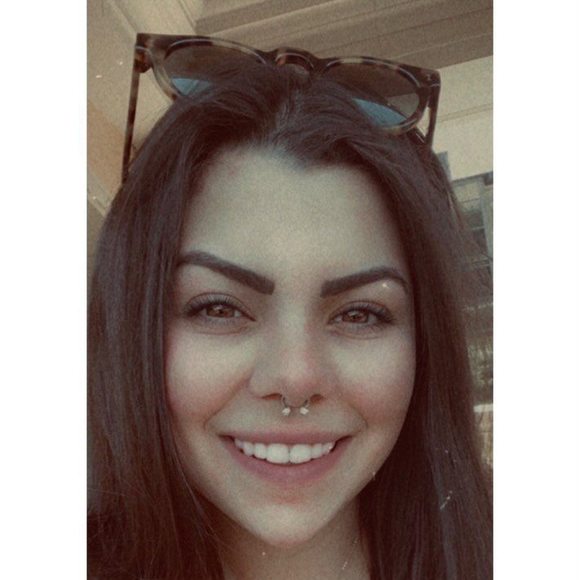 Profile Picture of Luana Moretão (@luanamoretao) on Poshmark