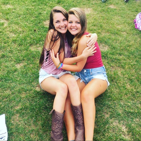 Profile Picture of Gabrielle Bartlett (@glb1017) on Poshmark