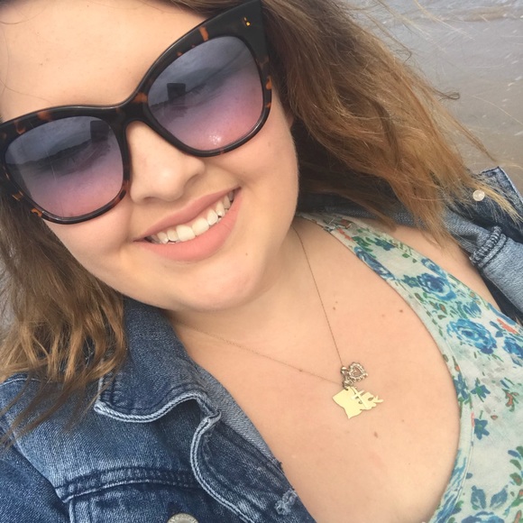 Profile Picture of Brittany Devore (@bmdevore) on Poshmark