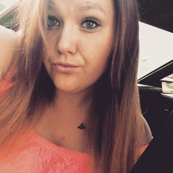 Profile Picture of Toni Lee (@storeyto94) on Poshmark