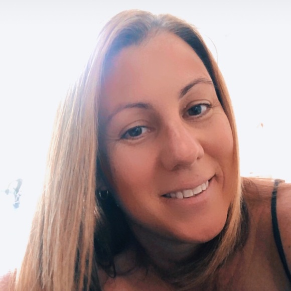 Profile Picture of Jo Dutton (@dutto75) on Poshmark