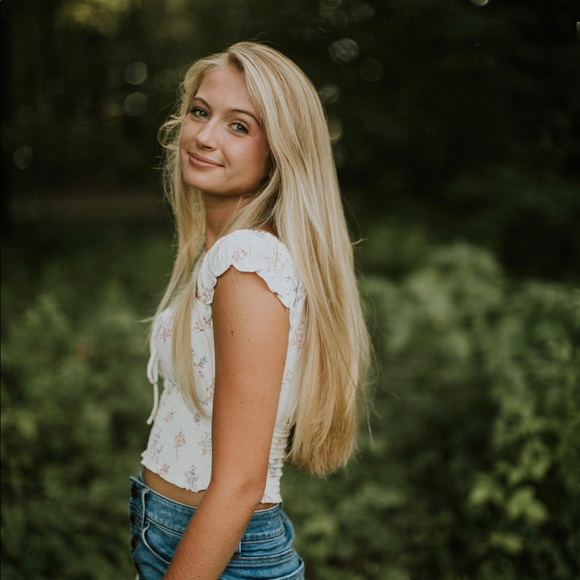 Profile Picture of Taylor Doering (@taydoering) on Poshmark