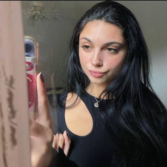 Profile Picture of Brianna Atamian (@brianna_atamian) on Poshmark