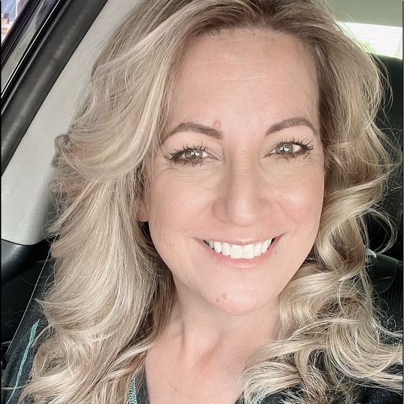Profile Picture of Tammy Manicki (@tammyltbm) on Poshmark