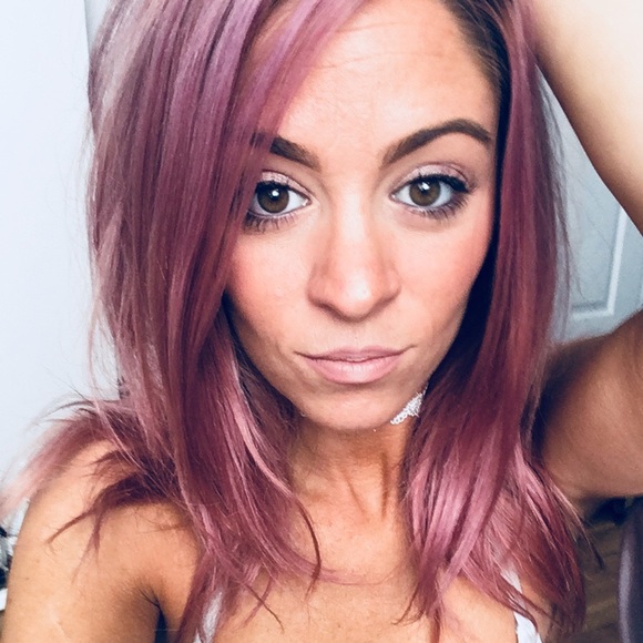 Profile Picture of Erin Sorger (@eesorger) on Poshmark