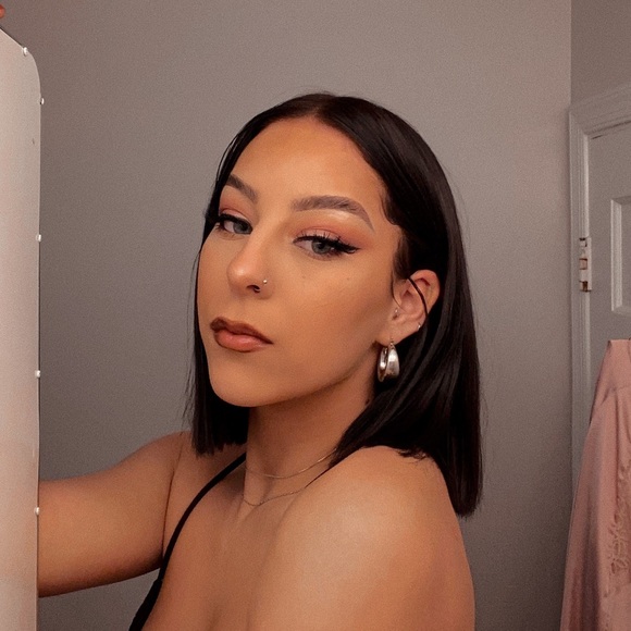 Profile Picture of Paulina Menzel (@paulina0623) on Poshmark