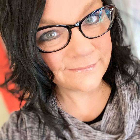 Profile Picture of Gina Hackett (@g_hackett) on Poshmark