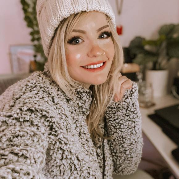 Profile Picture of Julia Blattman (@juliaeblattman) on Poshmark