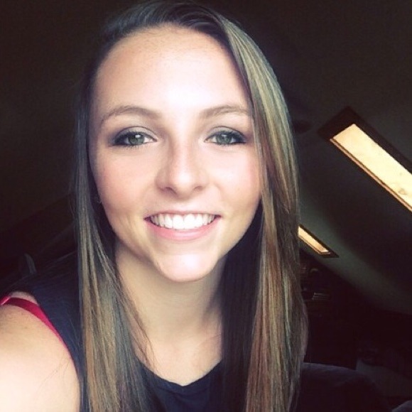 Profile Picture of Adrianna Lathan (@adriannalathan) on Poshmark