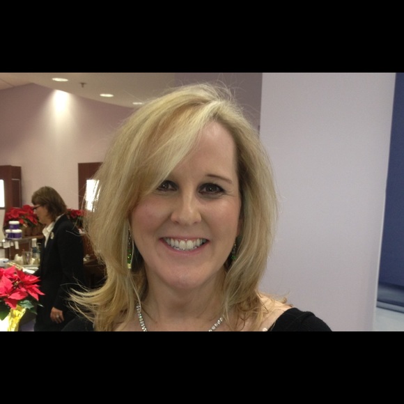 Profile Picture of Shelley Glatzer (@sjglatzer) on Poshmark