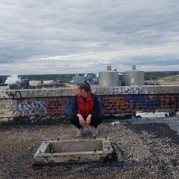 Profile Picture of Danielle Liakos (@danielleliakos) on Poshmark