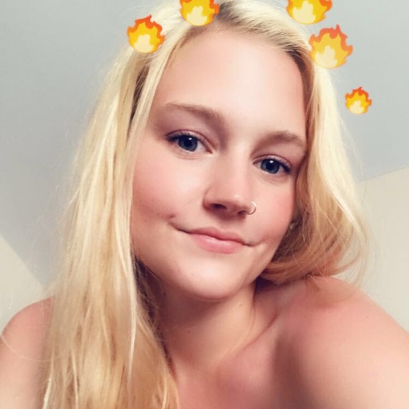 Profile Picture of Kelcie Drury (@klcdrry16) on Poshmark