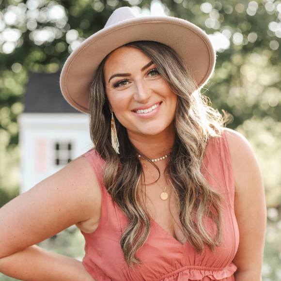 Profile Picture of Elizabeth Sirven (@sirvenfamily) on Poshmark