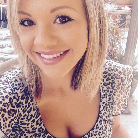 Profile Picture of Ashleigh Swavely (@aviennas) on Poshmark