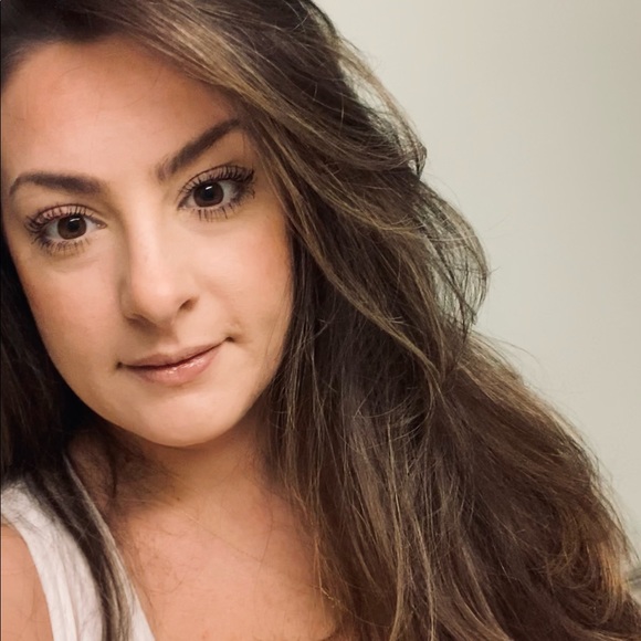 Profile Picture of Andrea Reid (@andrearreid) on Poshmark