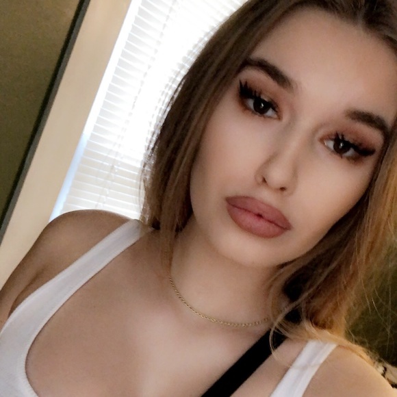 Profile Picture of Ololivia Molter (@oliviazwanzig) on Poshmark