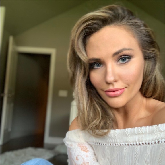 Profile Picture of Amanda Cope (@theopalotter) on Poshmark