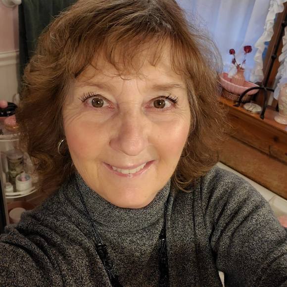 Profile Picture of Anne Regehr (@anneregehr) on Poshmark