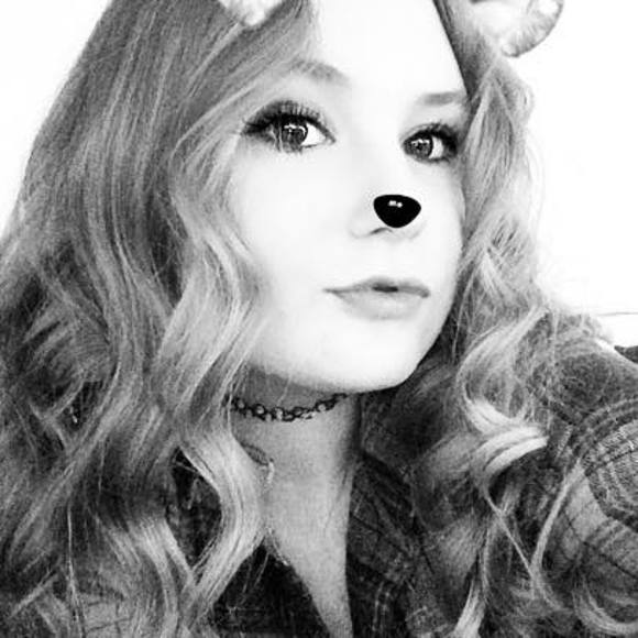 Profile Picture of Savannah Burrows (@savburr3) on Poshmark