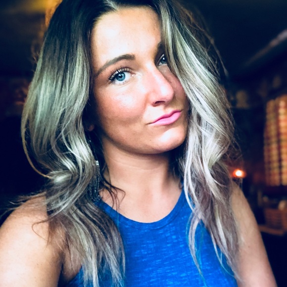 Arinn Gustin - Poshmark Profile Picture of Arinn Gustin (@arinnmichaela) on Poshmark