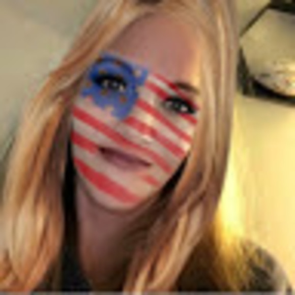 Profile Picture of Andrea Favale (@andreafavale) on Poshmark