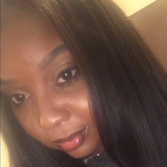 Profile Picture of Tamera Moore (@glamourgirltam) on Poshmark