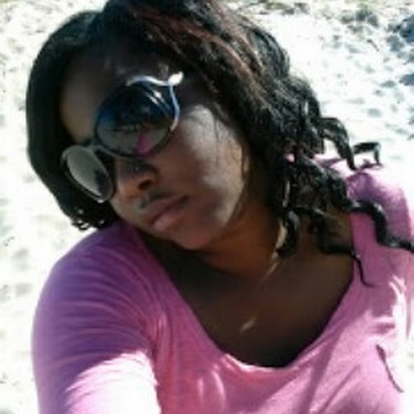 Profile Picture of Shawna Linton (@shasanal69) on Poshmark