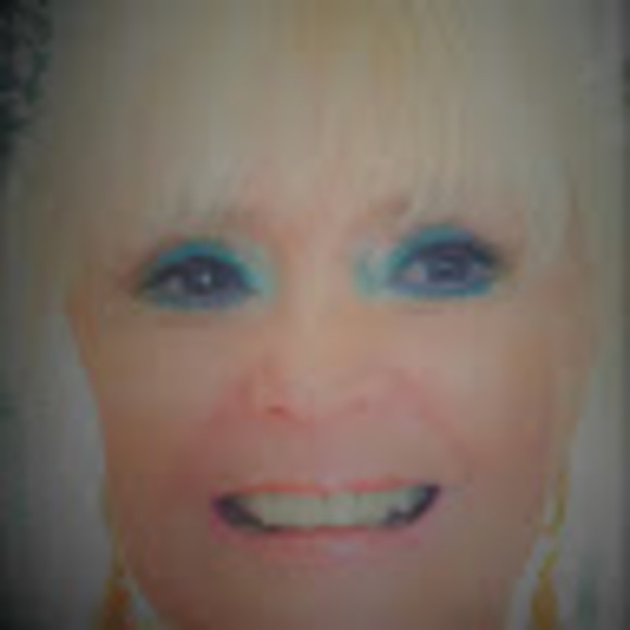 Profile Picture of Tarja Geis (@tarjageis) on Poshmark