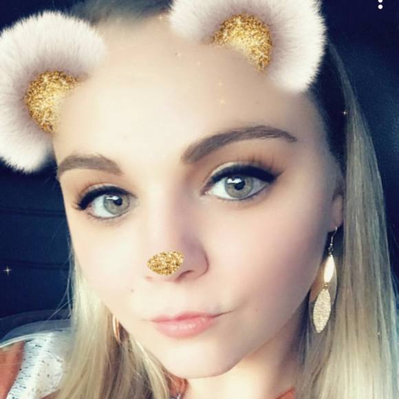 Profile Picture of Britney Postlethwait (@bpostlethwait) on Poshmark