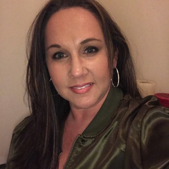 Profile Picture of Jodi Weiberg (@jodileigh77) on Poshmark