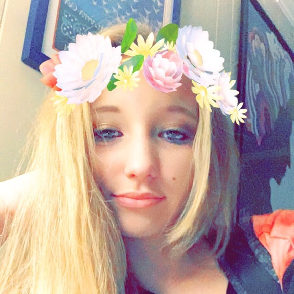 Profile Picture of Iley Hatchett (@ileyhatchett) on Poshmark