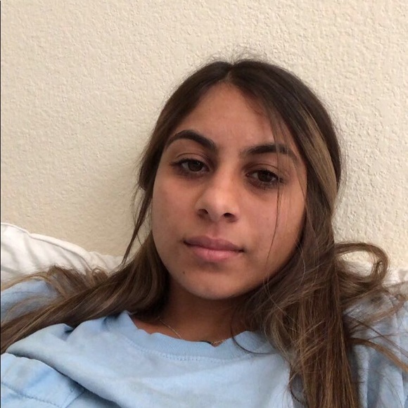 Profile Picture of Sofia Barron (@sbarron2323) on Poshmark