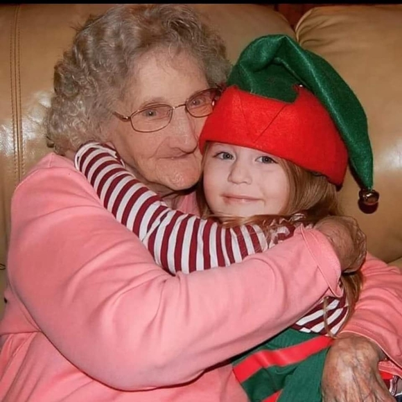 Profile Picture of Cynthia Wojciechowicz (@cwojo1) on Poshmark