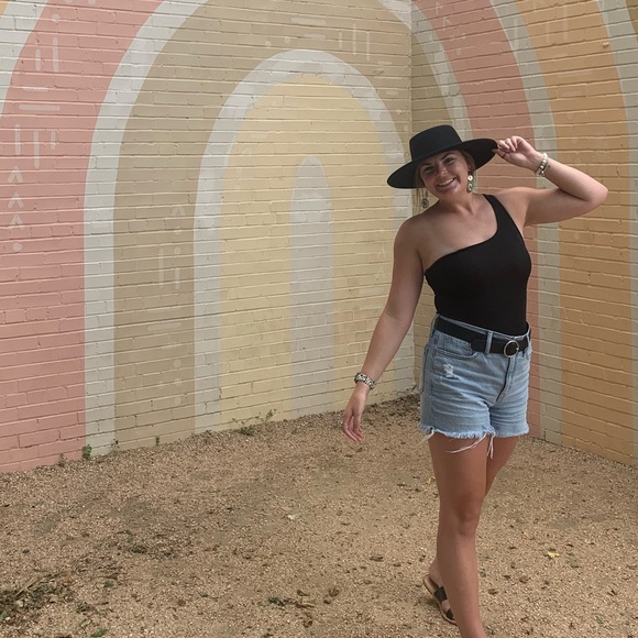 Profile Picture of Paige Harpenau (@paige_harpenau) on Poshmark