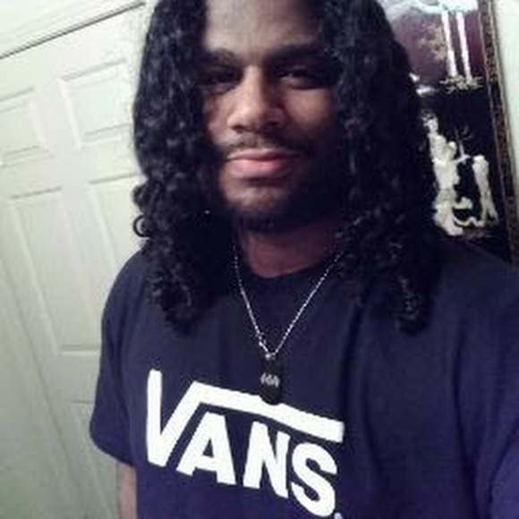 Profile Picture of Damian Gordon (@dgordon94) on Poshmark