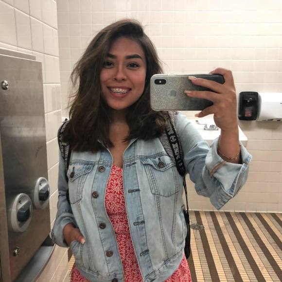 Profile Picture of Aylin Lezama (@aylinlezama) on Poshmark